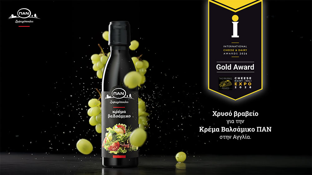 Μπουκάλι κρέμας βαλσάμικο ΠΑΝ με πράσινα σταφύλια, δίπλα σε σήμα Χρυσού Βραβείου από τα International Cheese & Dairy Awards 2026, με ελληνικό κείμενο που ανακοινώνει τη βράβευση του προϊόντος στην Αγγλία.
